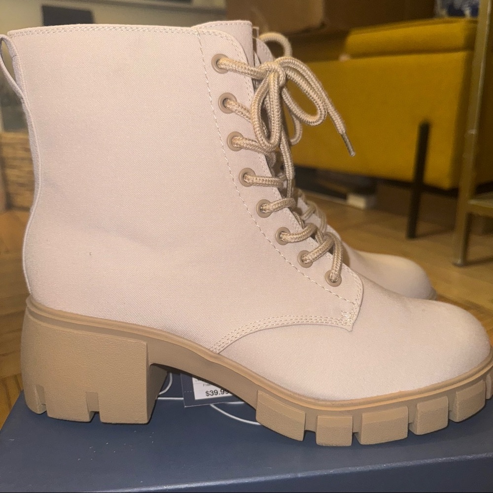 Universal Thread - Kolbi boots